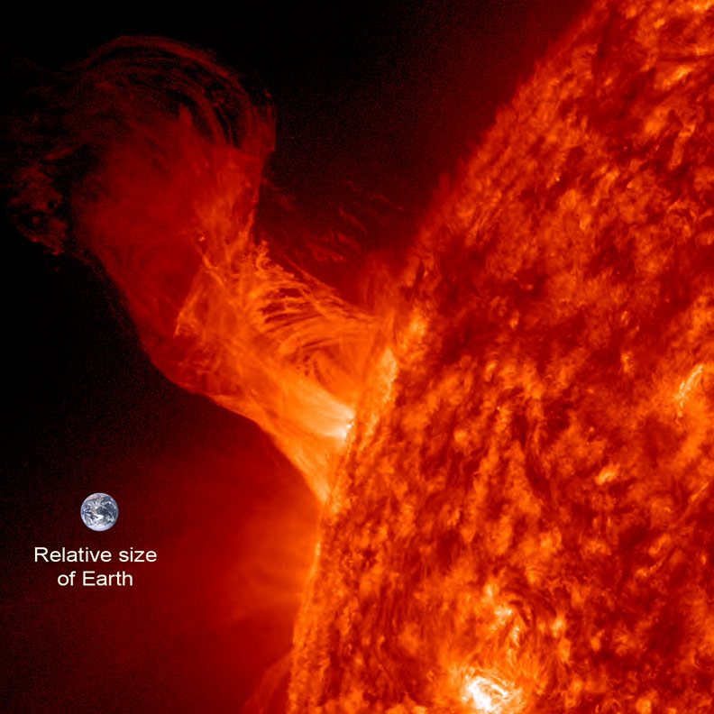 Las manchas solares no son el único proceso que desencadena la actividad solar. En el Sol también se dan erupciones donde grandes cantidades de plasma son eyectadas debido a campos magnéticos muy intensos, aunque las velocidades que alcanzan son insuficientes para escapar a la atracción gravitatoria del Sol. Fuente: Cortesía de NASA/SDO y los grupos científicos AIA, EVE y HMI. // Credit: Courtesy of NASA/SDO and the AIA, EVE, and HMI science teams.