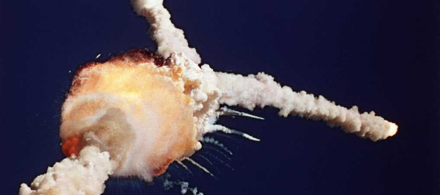 La explosión del transbordador espacial Challenger en 1986