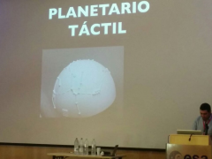 Enrique Pérez Montero explicando en qué consiste un planetario táctil