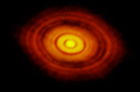 Imágen del disco protoplanetario de HL Tauri tomada por el interferómetro ALMA. Las bandas oscuras se cree indican órbitas planetarias (Crédito: ESO)