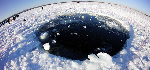 Fotografía del cráter provocado por el impacto del bólido de Cheliabinsk.
