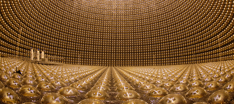 Super-Kamiokande, un detector de neutrinos en Japón que contiene 50 000 toneladas de agua pesada.
