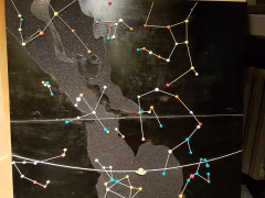 Panel táctil de parte de la Vía Láctea con algunas constelaciones