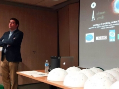 Enrique Pérez (IAA-CSIC) apunto de impartir la charla que acompaña al taller