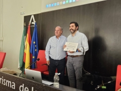 Entrega de diploma a Enrique Pérez Montero Entrega de diploma a Enrique Pérez Montero