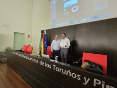 Enrique Pérez Montero posando al finalizar su charla Enrique Pérez Montero posando al finalizar su charla