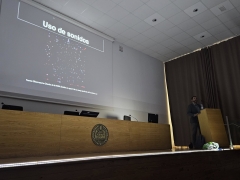 Enrique Pérez Montero impartiendo su charla "Galaxias ultraluminosas y la relevancia de su metalicidad"