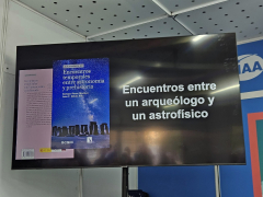 El libro narra el encuentro entre un arqueólogo y un astrofísico