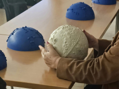 Maqueta de la Luna en 3 dimensiones para ser tocada